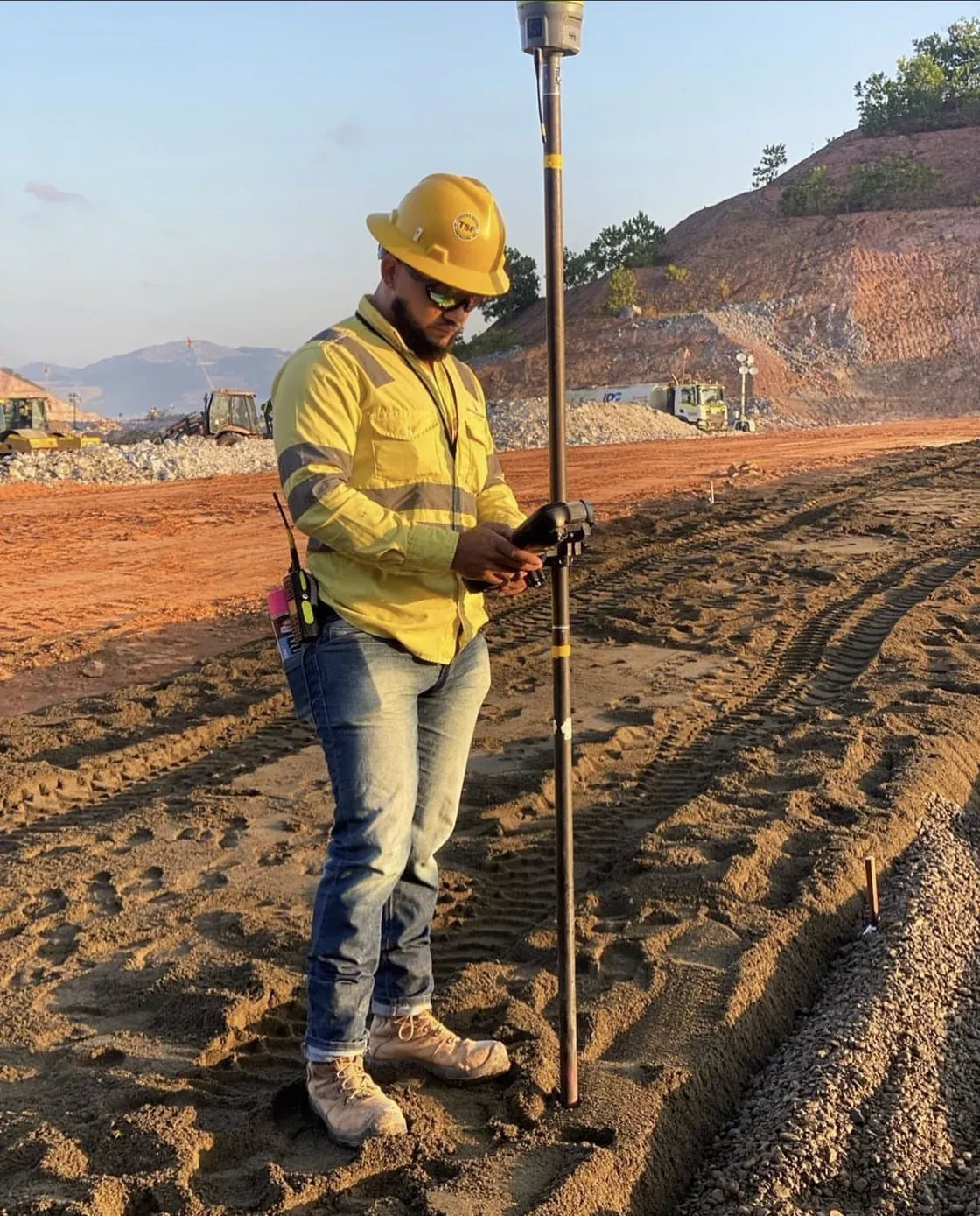 Trabajo de agrimensura en campo de construcción con equipo de medición GNSS